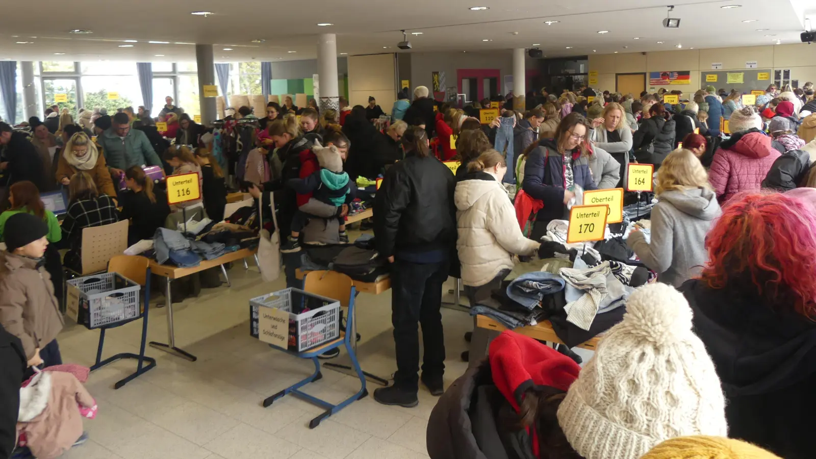 An den Verkaufstischen war Tuchfühlung angesagt. (Bild: Walther Hermann)