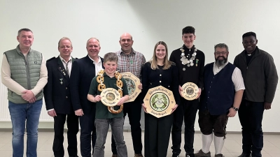 Zeigt die Jahresblattl Sieger von links: 2. Vorsitzenden Heiko Friedrichs, Gauschützenmeister Klaus Ketzler, 1. Bgm Marcus Eichenmüller, Zwergal Pius Scheffel, Luftpistole Dominik Strähl, Luftgewehr Leonie Siegert, Jugend Lukas Siegert, Schützenmeister Florian Friedl, Pfarrvikar Ndudi. (Bild: Constanze Pausch)