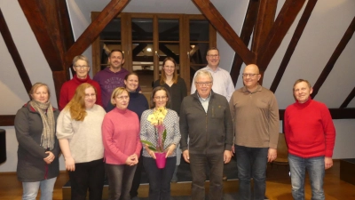 Dr. Georg Bayerl (3. von rechts) dankte Maria Förster im Kreis von Vorstandsmitgliedern für ihr langjähriges Wirken beim Förderverein  (Bild: Walther Hermann)