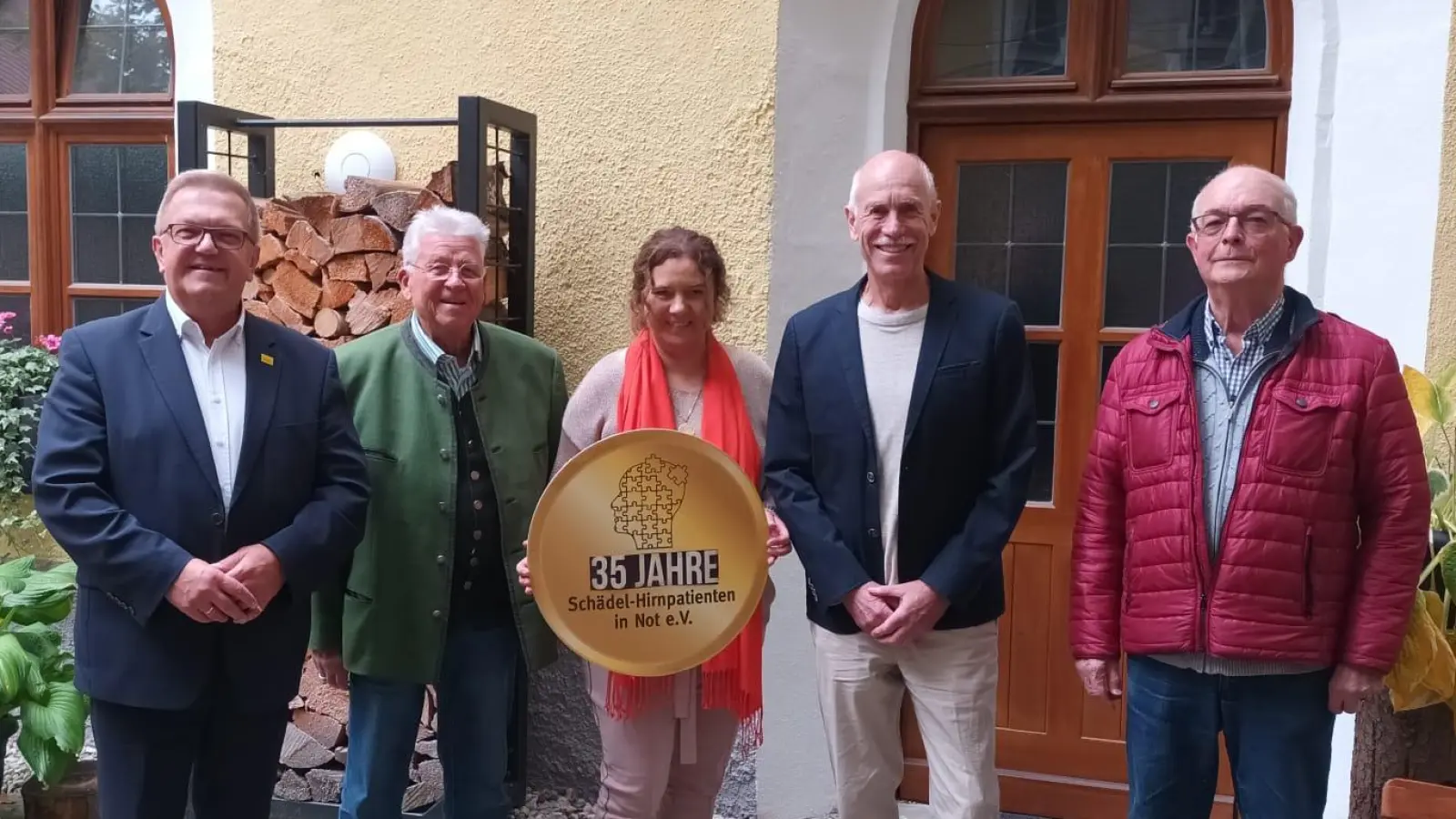 Von links: Bezirksrat Martin Preuß, Bundesvorsitzender Armin Nentwig, stellv. Vorsitzende Claudia Engfer, stellv. Vorsitzender Dr. med. Richard Megele und Kassierer Rudolf Friedrich nach der kleinen Feierstunde. (Bild: Armin Nentwig)