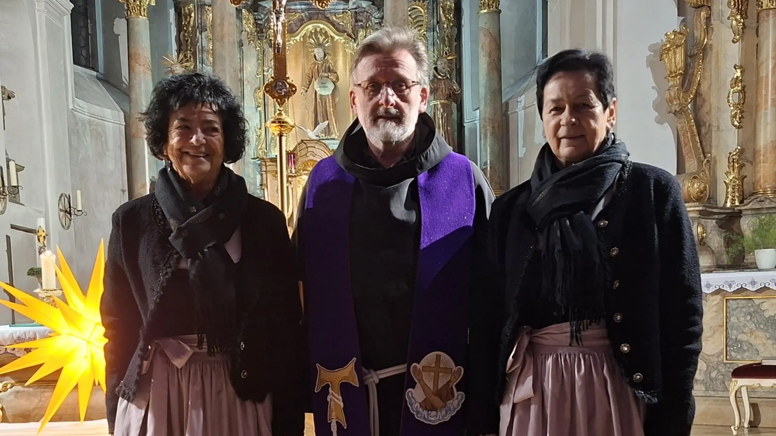 Guardian Pater Stanislaus und die „Zupfer-Moidln“ Waltraud und Renate.  (Bild: Martin Staffe)