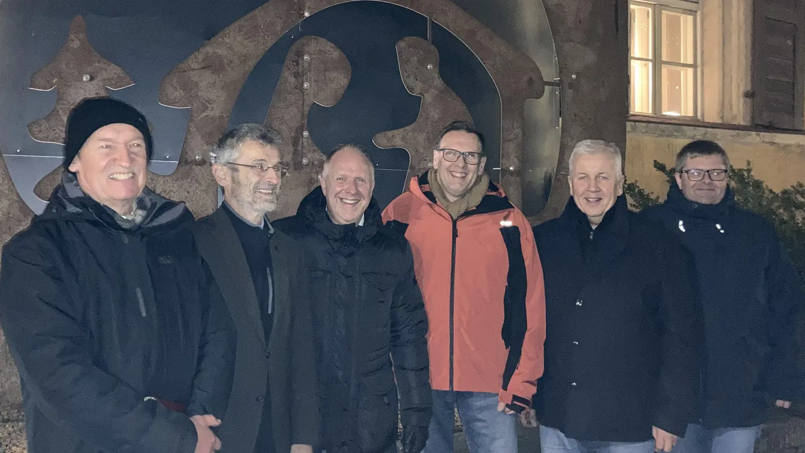 Offizielle Eröffnung des 3. Schnaittenbacher Krippenwegs an der Freikrippe (von links) Pfarrer Heinrich Arweck, Pfarrer Helmut Brügel, Marcus Eichenmüller, Erwin Panzer, Ulrich Reindl, Stefan Dotzler (Bild: Birgitt Pröls)