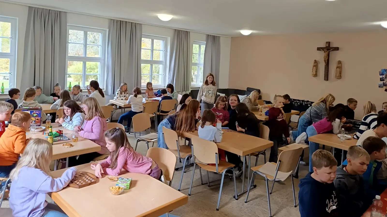 Über 40 Kinder trafen sich am vergangenen Samstag zum beliebten Spielenachmittag im Ministrantenheim (Bild: Monika Mittereder)