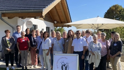 Schulstart von MENTOR - Lesepaten im AOVE e.V. mit Birgit Härtl, Rektorin der Grund- und Mittelschule HIrschau und dem Ersten Bürgermeister der Gemeinde Freudenberg Reiner Wiedenbauer (links) (Bild: Erhard Ströhl)