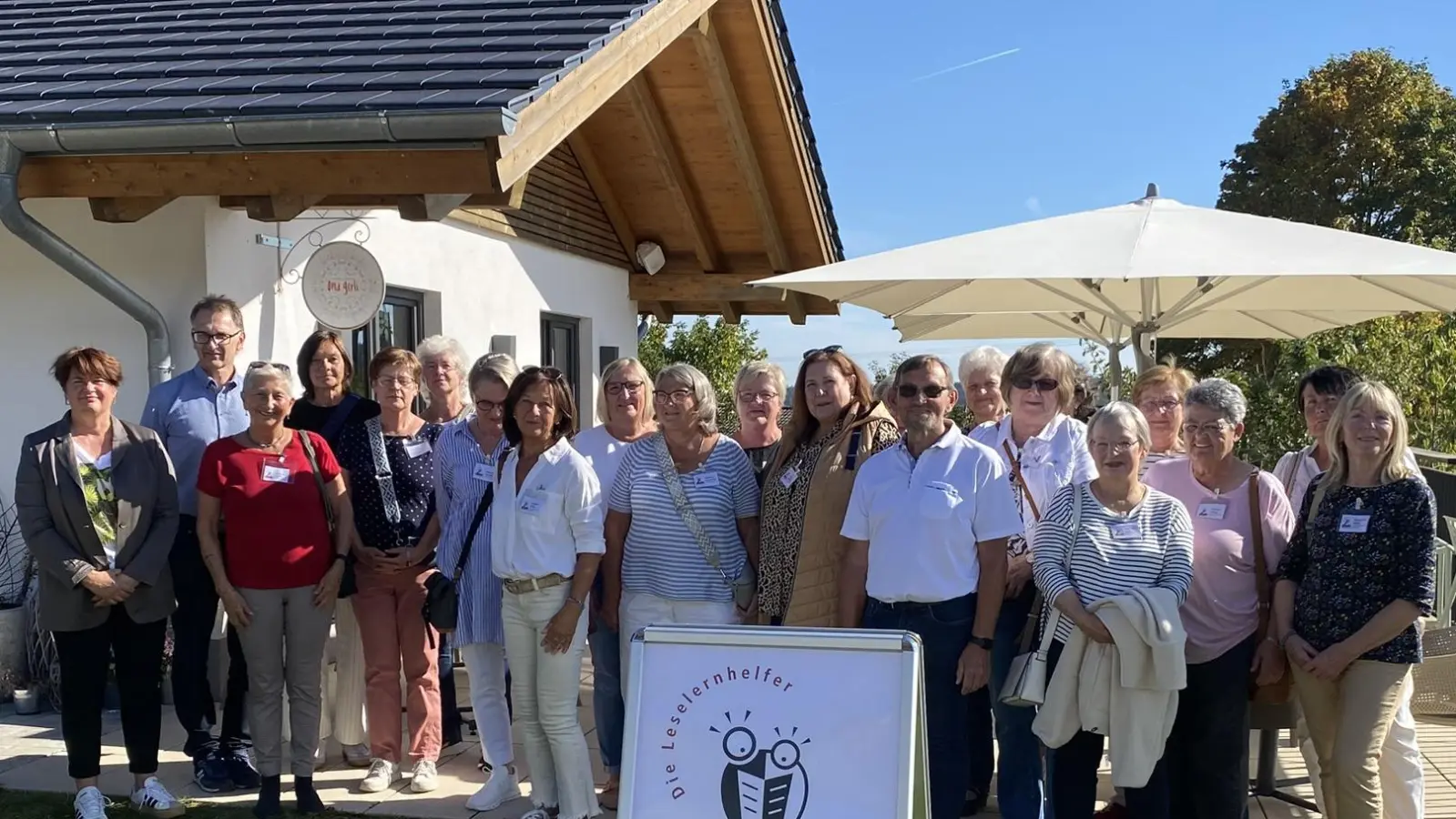 Schulstart von MENTOR - Lesepaten im AOVE e.V. mit Birgit Härtl, Rektorin der Grund- und Mittelschule HIrschau und dem Ersten Bürgermeister der Gemeinde Freudenberg Reiner Wiedenbauer (links) (Bild: Erhard Ströhl)