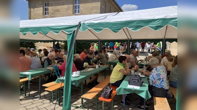 Ein Festzelt spendet Schatten und Schutz vor Regen (Sommerfest 2024). (Bild: Ines Wagner)
