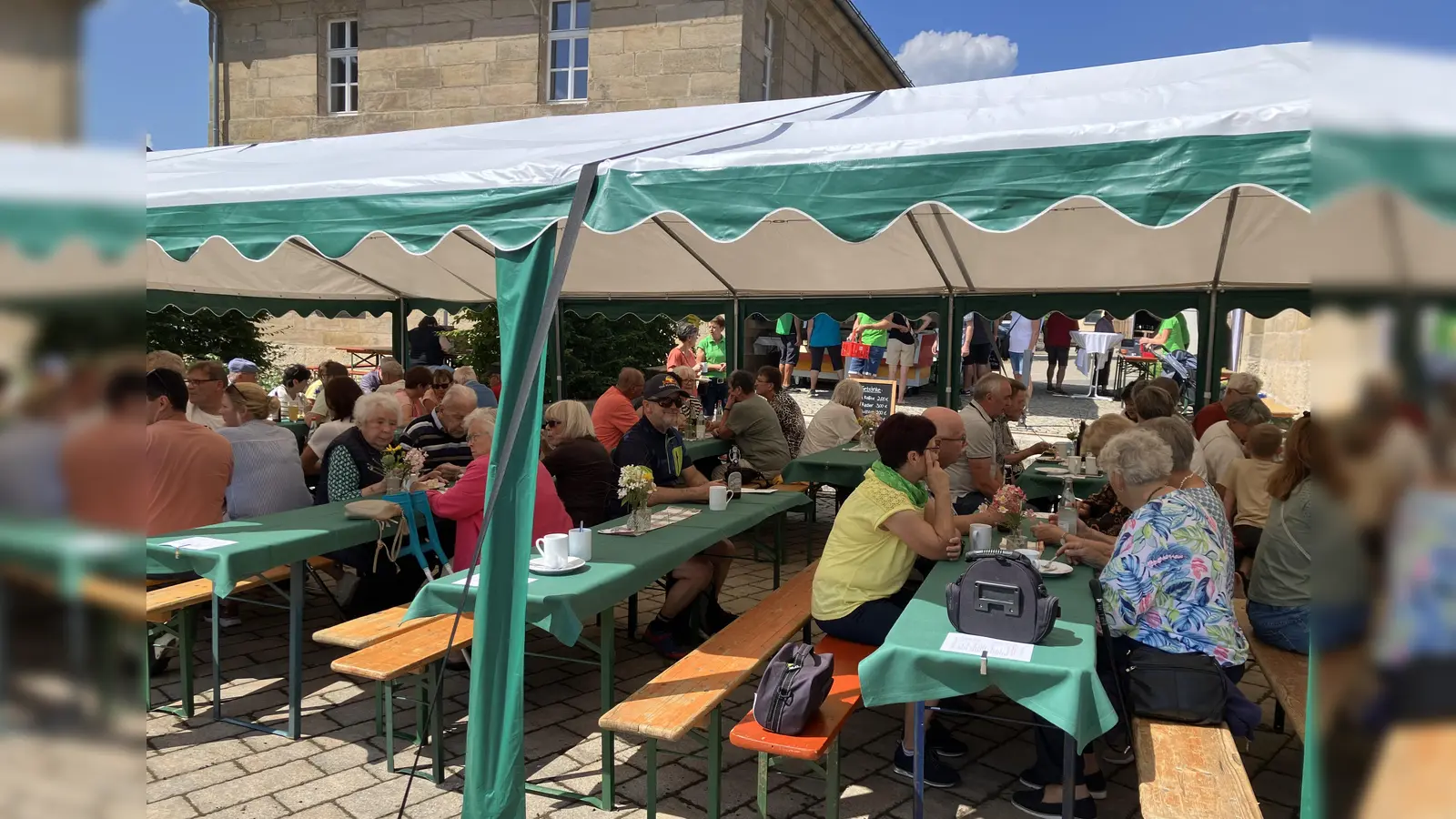 Ein Festzelt spendet Schatten und Schutz vor Regen (Sommerfest 2024). (Bild: Ines Wagner)