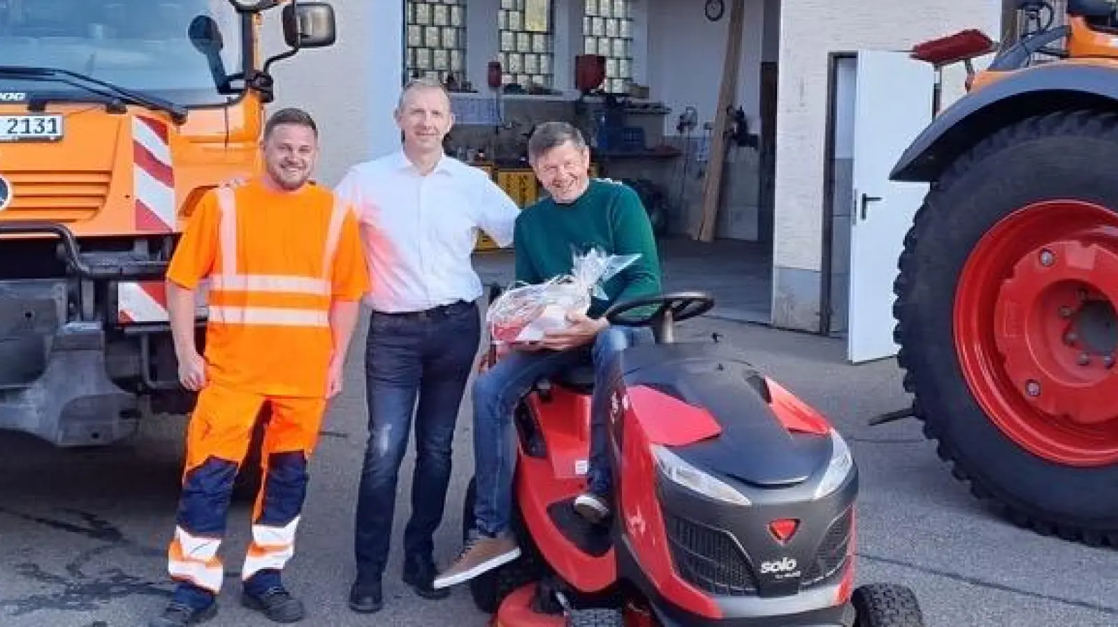 Bürgermeister Michael Wilfahrt (Mitte) verabschiedete Josef Breitschaft (rechts) in den Ruhestand und hieß Andreas Roidl (links) am Bauhof willkommen. (Bild: Michael Wilfahrt)