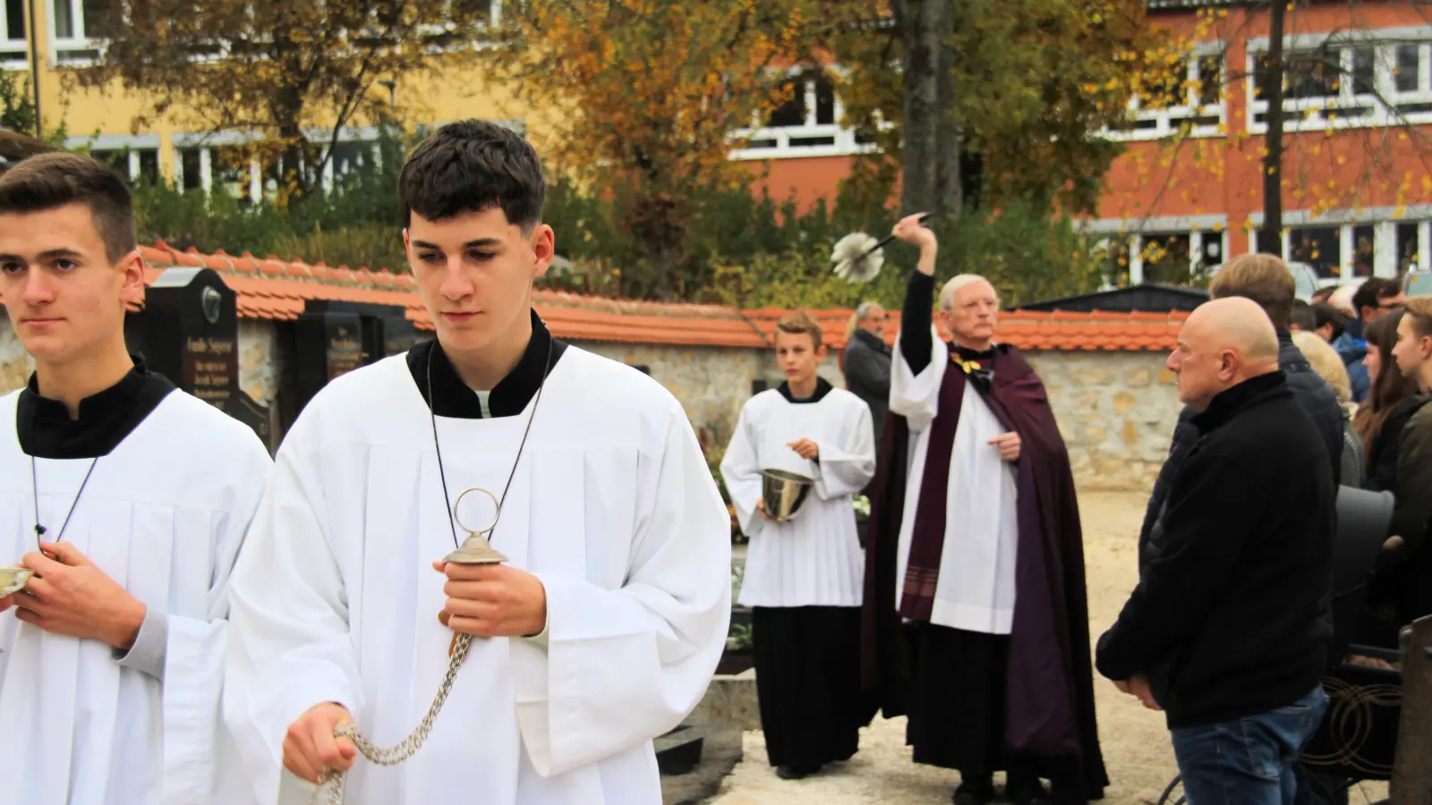 Pfarrer Norbert Große segnete die Gräber . (Bild: Johann Bauer)