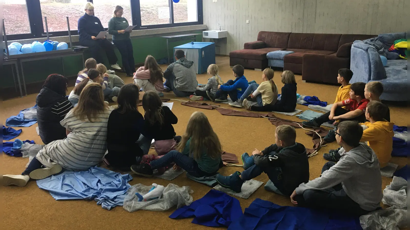 Die anwesenden Kinder mit dem ökumenischen Team während der Jona-Erzählung im Boot. (Bild: Christian Glaser)