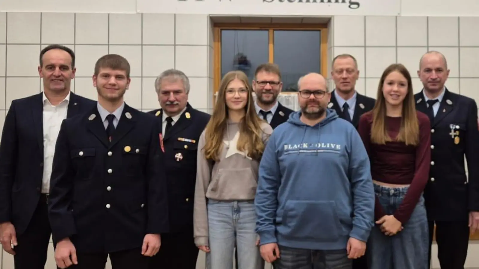 Sie haben allen Grund stolz auf den Zusammenhalt der Wehr zu sein. Auch nach dem Zusammenschluss zur Feuerwehr Edelsfeld wird der Feuerwehrverein eine Zukunft haben. Bürgermeister Hans-Jürgen Strehl, Simon Weiß, Hans Sperber, Franziska Weiß, Jochen Weiß, Michael Leipold, Peter Ertl. Jana Ertl, Horst Zagel (von links). (Bild: Sabrina Winter)