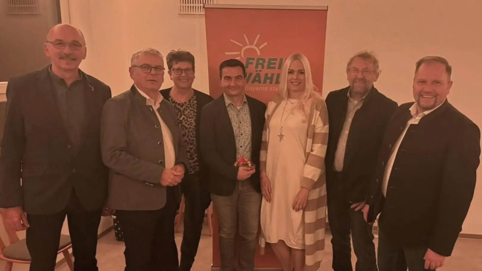 MdL Scharf (2. v. l.) und Kreisvorsitzender Hubert Schicker (rechts) gratulierten als Vertreter der Freien Wähler dem 1. Vorsitzenden Markus Kaufmann (4. v. l.) sowie 2. Vorsitzenden Walter Zimmermann (links) zum Jubiläum. Unter den Gästen waren auch Hermann Schraml (2. v. r.) mit Daniela Wild (3. v. r.) und Ute Barde (3. v. l.). (Bild: Gerhard Dobmeier)