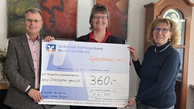 Übergabe des Spendenschecks an die AWO-Ortsvorsitzende Petra Schmidt (mitte) (Bild: Karlheinz Budnik)