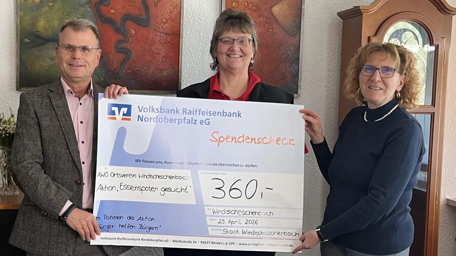 Übergabe des Spendenschecks an die AWO-Ortsvorsitzende Petra Schmidt (mitte) (Bild: Karlheinz Budnik)