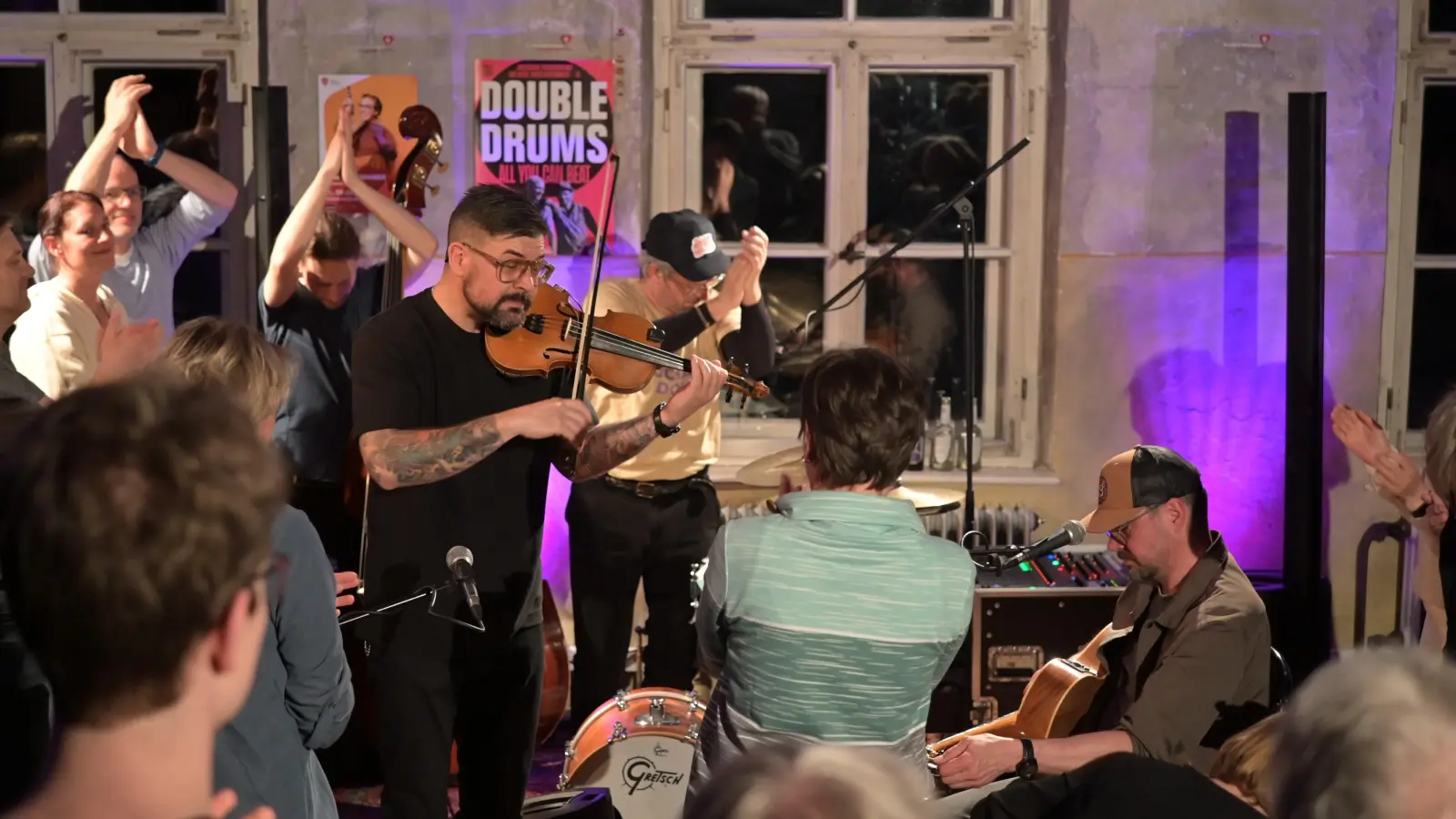 Kamil Müller (sitzend rechts), Florian Starflinger (Mitte), Darko Peranovic (hinten mit Kontrabass) und Jojo Vogt (hinten Mitte) suchen den direkten Kontakt zum Publikum. (Bild: Jürgen Hellmann)