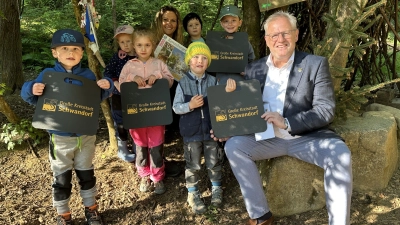 Die Kinder des Waldkindergartens „Schwanenkinder“ und Einrichtungsleitung Veronika Bauer (4. von links) freuten sich über den Besuch von Oberbürgermeister Feller (rechts) in ihrem „Zauberwald“<br> (Bild: Lara Schmaus)