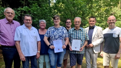 Beim Sommerfest des Behinderten- und Vitalsportvereins feierten Mitglieder und Ehrengäste gemeinsam im Festzelt. Vorsitzende Sabine Birner zeichnete Manfred Thorenz und Julia Hauer für ihre langjährige Vereinstreue aus. (Bild: Reinhard Kreuzer)