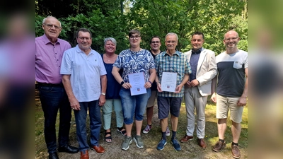 Beim Sommerfest des Behinderten- und Vitalsportvereins feierten Mitglieder und Ehrengäste gemeinsam im Festzelt. Vorsitzende Sabine Birner zeichnete Manfred Thorenz und Julia Hauer für ihre langjährige Vereinstreue aus. (Bild: Reinhard Kreuzer)