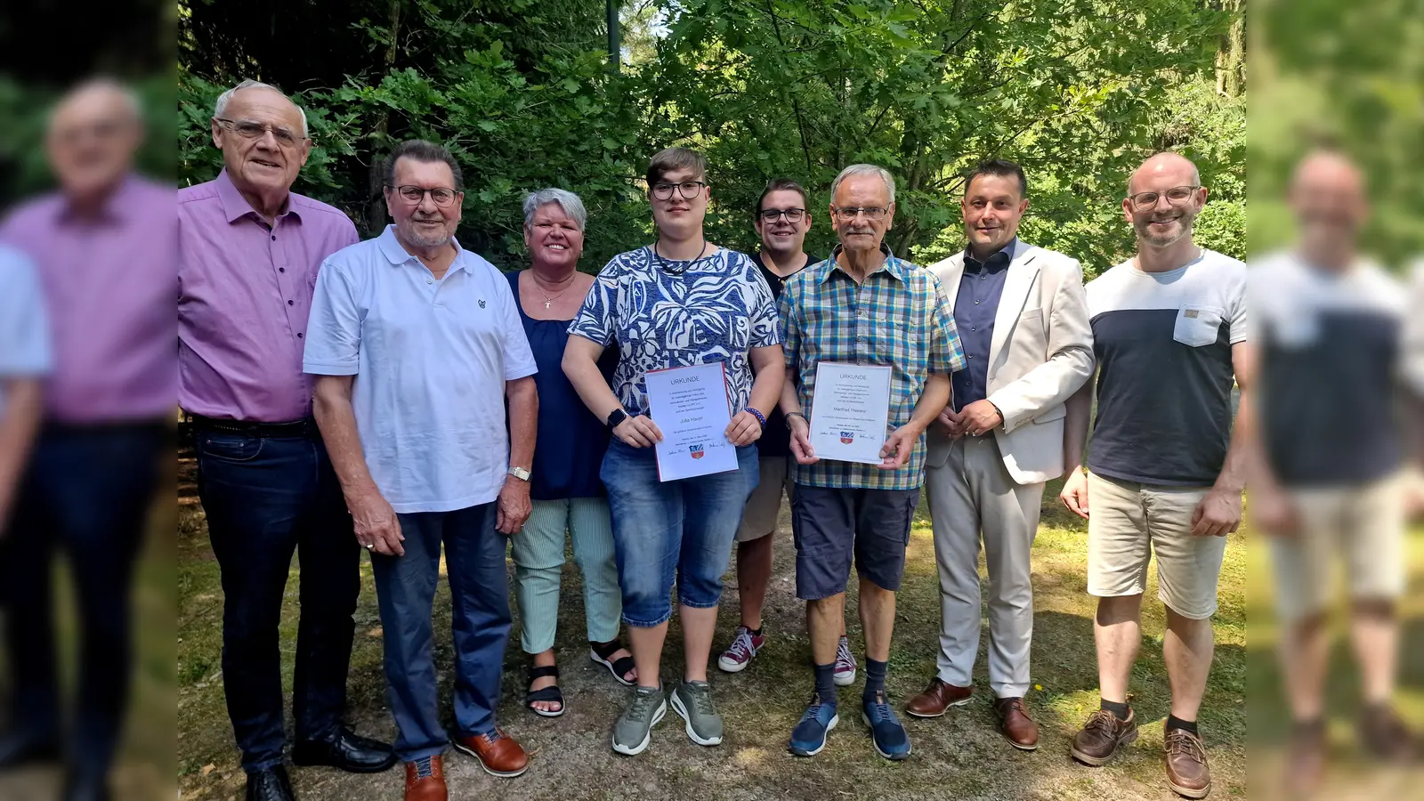 Beim Sommerfest des Behinderten- und Vitalsportvereins feierten Mitglieder und Ehrengäste gemeinsam im Festzelt. Vorsitzende Sabine Birner zeichnete Manfred Thorenz und Julia Hauer für ihre langjährige Vereinstreue aus. (Bild: Reinhard Kreuzer)