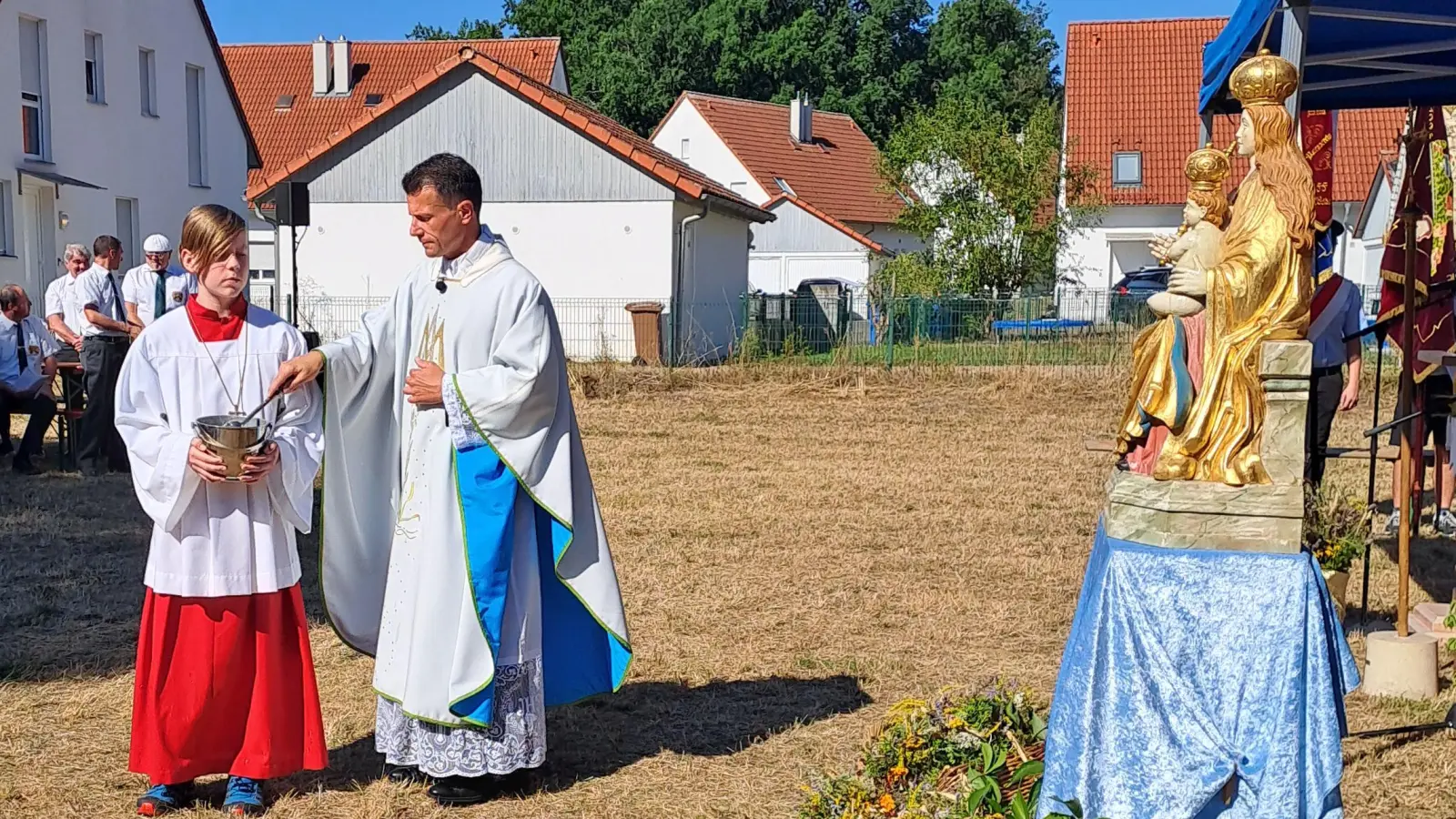 Pfarrer Thomas Kohlhepp beim Segnen der Kräuterbuschen zum Hochfest Maria Himmelfahrt. (Bild: Priska Hofmann)