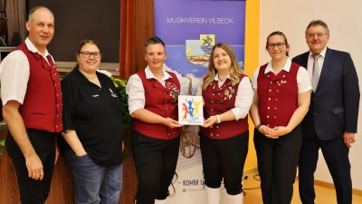 Mit großer Freude und Stolz können die Mitglieder der Vorstandschaft den neu verliehenen „Junior Award“ präsentieren. v.l.n.r. Vorsitzender Christian Winklmann, Sabine Kredler von NBMB, Notenwartin Isabella Rauscher, Jugendleiterin Maria Siegler, Dirigentin Wanda Gardner und Bürgermeister Hans-Martin Schertl (Bild: Isabella Rauscher)