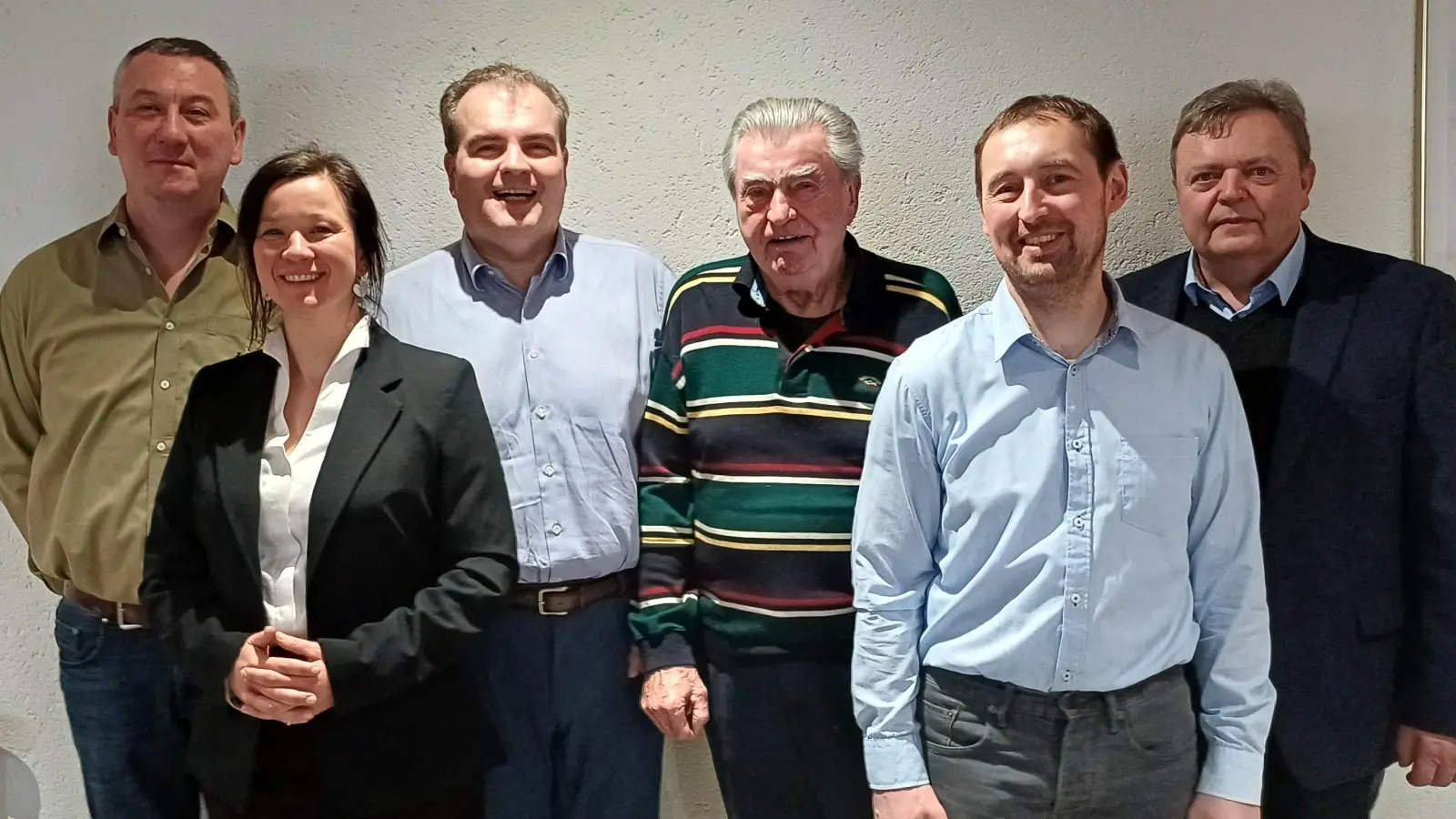 Unser Foto zeigt die bisherigen und auch neuen Jagdpächter der beiden Jagdbögen der Jagdgenossenschaft Altenparkstein. V. links: Wolfgang Hammer, Elisabeth Hammer, Gerald und Josef Federl, Jagdvorsteher Andreas Maier zusammen mit Bürgermeister Dr. Gerhard Kellner (rechts).<br> (Bild: Rupert Seitz)