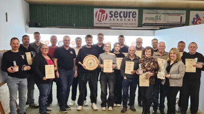 Die Gewinner des Osterschießens der SG Alpenrose. Raimund Riehl spendete die Geburtstagsscheibe, die André Bäumler gewann. (Bild: Sabine Bodensteiner)