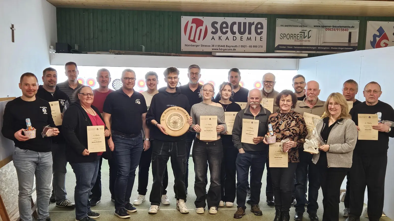 Die Gewinner des Osterschießens der SG Alpenrose. Raimund Riehl spendete die Geburtstagsscheibe, die André Bäumler gewann. (Bild: Sabine Bodensteiner)