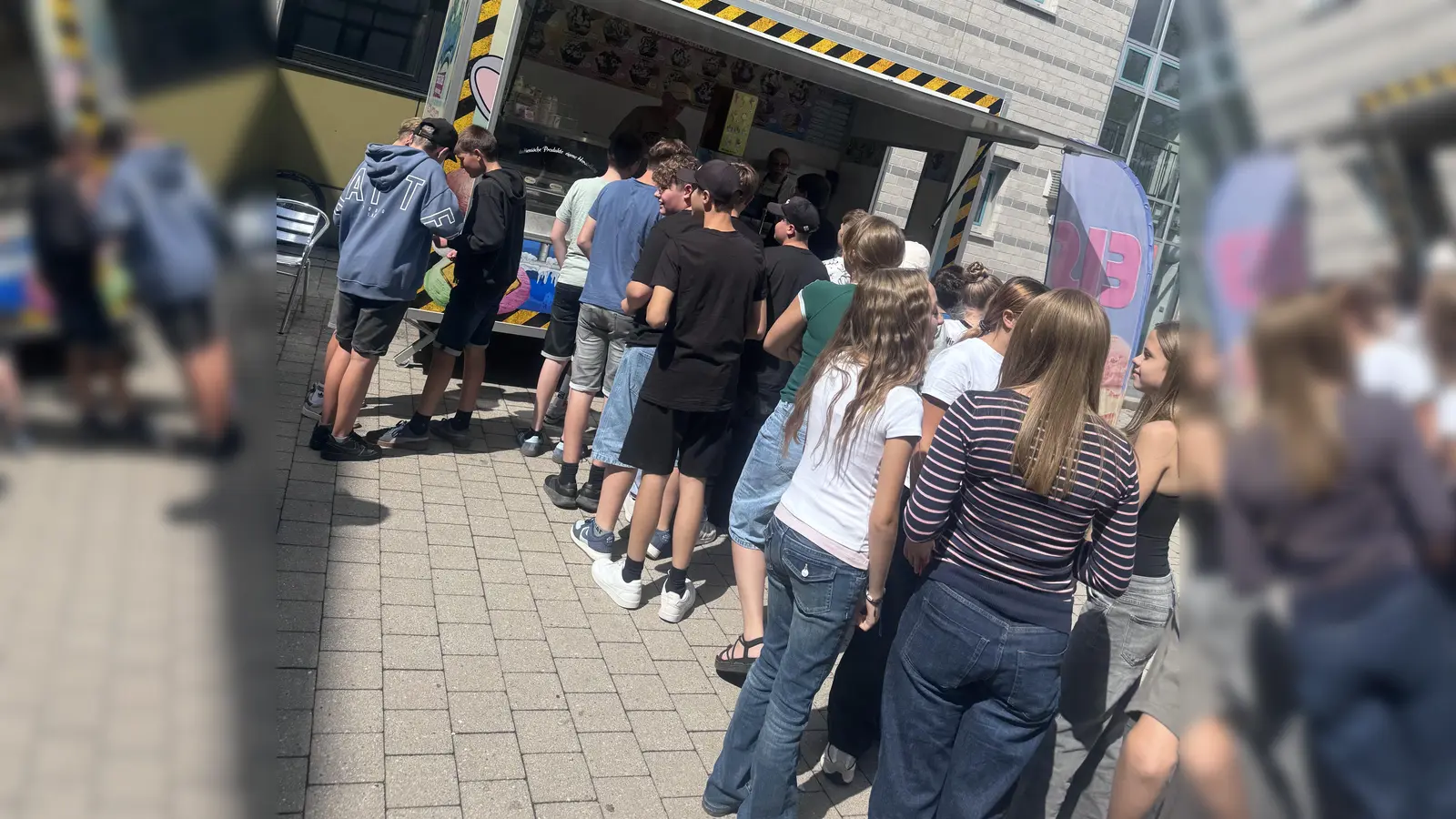 Der Eiswagen war eine willkommene Abwechslung zum Schulalltag. (Bild: Franziska Adam)