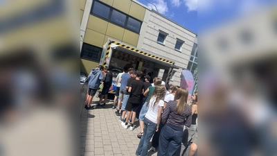 Der Eiswagen war eine willkommene Abwechslung zum Schulalltag. (Bild: Franziska Adam)