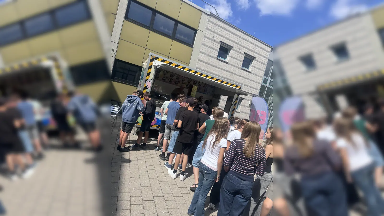 Der Eiswagen war eine willkommene Abwechslung zum Schulalltag. (Bild: Franziska Adam)
