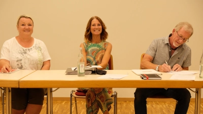 Vorsitzender Harald Held, Schatzmeisterin Michaela Hausner und Schriftführerin Katja Tannreuther (von rechts) beleuchteten in der Jahreshauptversammlung des Kapellenbauvereins das Vereinsjahr 2024 und informierten über die Vorbereitungen zum Weihe-Jubiläum der Kreuzkapelle.  (Bild: Robert Dotzauer)