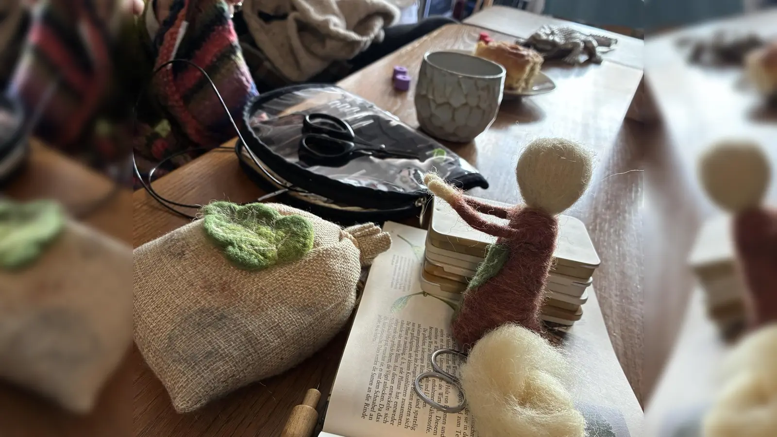 Kreativität bei Kaffee und Kuchen in der Kiste. (Bild: Tanja Motzek)