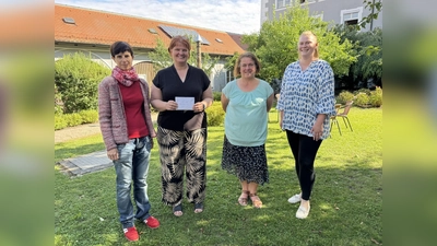 Eine Spende von 500 Euro übergab Studienrätin Sabina Vetterl (links) von den Decker-Schulen an SkF-Geschäftsführerin Andrea Graf (2. v.l.). Studiendirektorin Regina Graf (3. v.l.) organisiert regelmäßig Workshops für Schulklassen, die Mitarbeiterinnen des Sozialdiensts katholischer Frauen durchführen. (Bild: Peter Ringeisen)