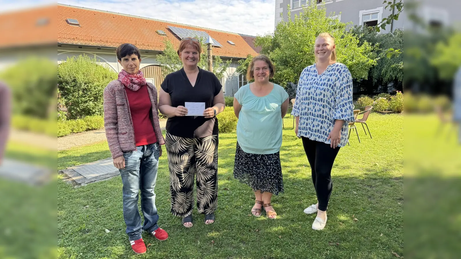 Eine Spende von 500 Euro übergab Studienrätin Sabina Vetterl (links) von den Decker-Schulen an SkF-Geschäftsführerin Andrea Graf (2. v.l.). Studiendirektorin Regina Graf (3. v.l.) organisiert regelmäßig Workshops für Schulklassen, die Mitarbeiterinnen des Sozialdiensts katholischer Frauen durchführen. (Bild: Peter Ringeisen)