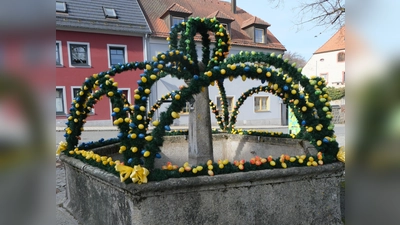 Flosser Osterbrunnen Schmuckstück im Markt. (Bild: Fred Lehner)
