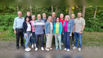 Die SPD-Zukunft ist weiblich. Der scheidende Vorsitzende Timo Schön (rechts) wünscht den neuen Vorsitzenden Claudia Wolf, Barbara Hößl-Bauer und Susanne Preissinger (vorne, ab Zweite von rechts) viel Freude und Elan mit ihren neuen Aufgaben. Kassier Marcel Buck (Fünfter von rechts) ist jetzt quasi der Quotenmann in der engeren Vorstandschaft.  (Bild: myd)