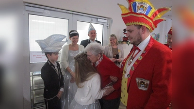 Ein Küsschen in Ehren kann niemand verwehren…Das große und das kleine Prinzenpaar der Narrhalla rot-gelb Amberg überreichten der ältesten Bewohnerin des Marienheims den Faschingsorden (Bild: Daniela Donhauser)