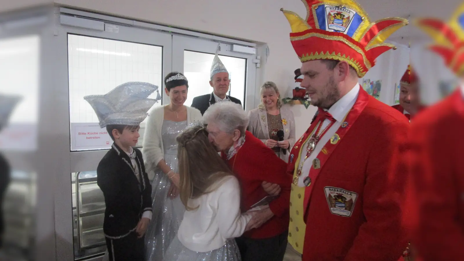 Ein Küsschen in Ehren kann niemand verwehren…Das große und das kleine Prinzenpaar der Narrhalla rot-gelb Amberg überreichten der ältesten Bewohnerin des Marienheims den Faschingsorden (Bild: Daniela Donhauser)