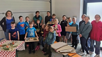 Das diesjährige Ferienprogramm der Brücken Allianz Bayern Böhmen fand diesmal in Thiersheim statt, einige Kids auch Konnersreuth waren unter den Teilnehmern. Uschi Schricker 2. Bürgermeisterin ganz hinten v.l. und Frau Ehm unterstützten die Aktion.  (Bild: Sabine Ehm)