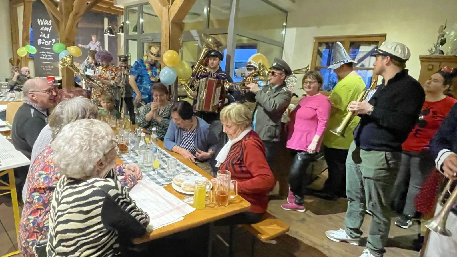 Die zahlreichen Besucher wurden beim Seniorenfasching bestens mit Musik, Witzen und Leckereien versorgt. (Bild: Petra Brenner)
