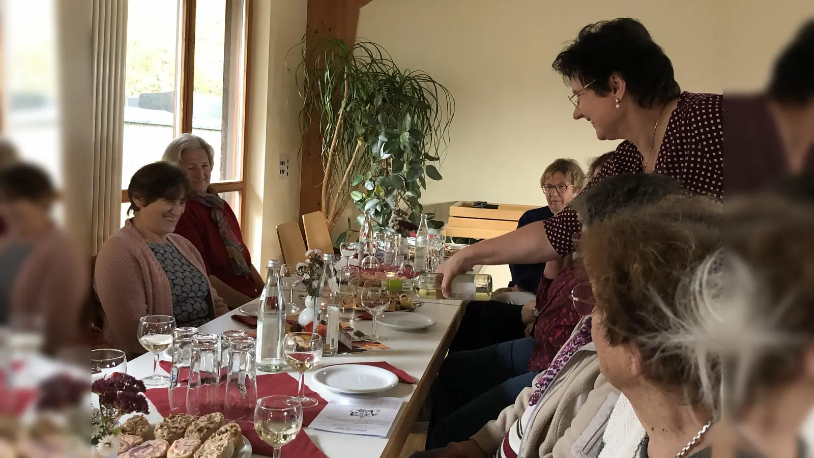 Waltraud Kulzer beim Einschenken des Weins (Bild: Rosmarie Schauer)
