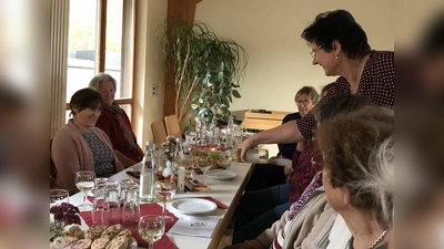 Waltraud Kulzer beim Einschenken des Weins (Bild: Rosmarie Schauer)