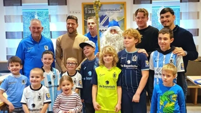 von links Robert Meyer, Rene Vollath, Peter Neumüller, blauer Nilolaus (Florion Graf), Paul Bachmann, Miran Qela, vordere Reihe Löwenkids (Bild: Peter Neumüller)