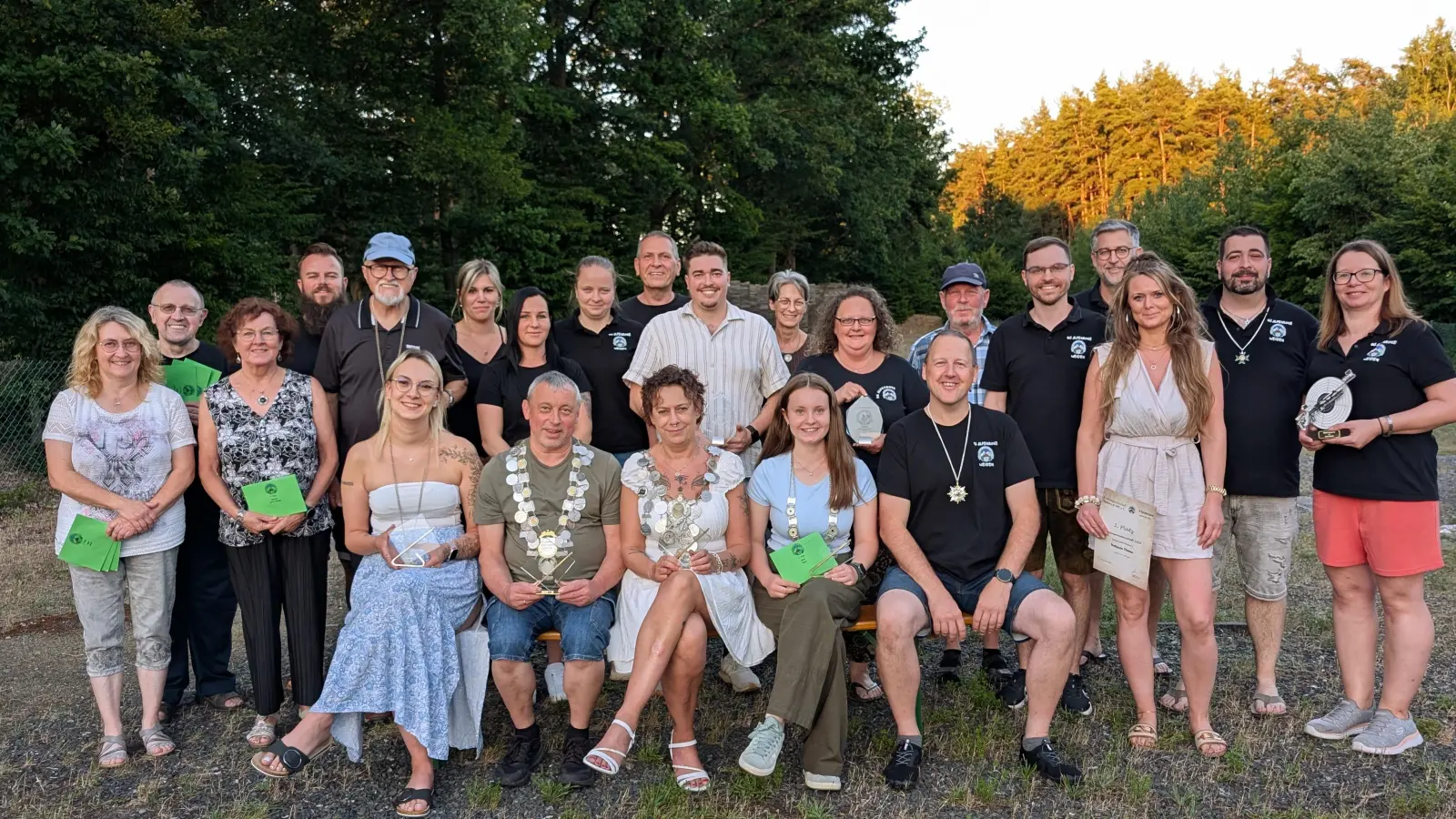 Die Könige mit den Preis- und Pokalgewinner der Schützengesellschaft Alpenrose bei der Königsfeier (Bild: Sabine Bodensteiner)