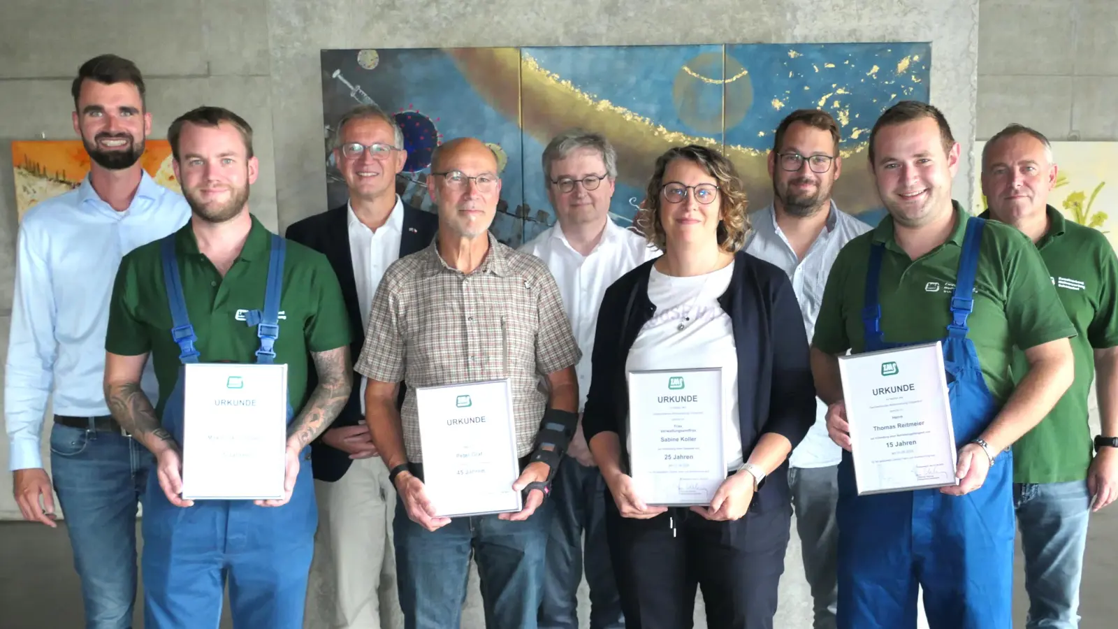 Maximilian Glogger, Peter Graf, Sabine Koller und Thomas Reitmeier (vordere Reihe von links nach rechts) blicken zusammen auf eine Dienstzeit von insgesamt 100 Jahren zurück. Verbandsdirektor Thomas Knoll (Mitte) und die Vertreter der Abteilungen und des Personalrats gratulierten den Arbeitsjubilaren. (Bild: Stefan Karl)