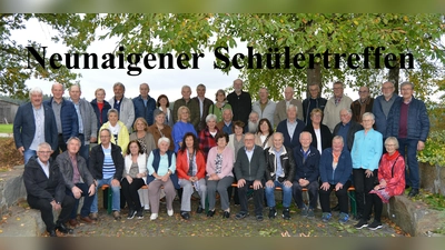 Die Schüler des Klassentreffens mit Organisator Gerhard Hoyer, sitzend, achter von links. (Bild: Franz Krös )