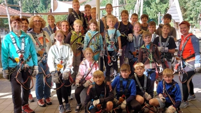 Ausgestattet mit Klettergeschirr, Seilsicherung und Handschuhen starteten die jungen Abenteurer der Pistenschwinger in den Kletterwald.  (Bild: Birgit Regner)