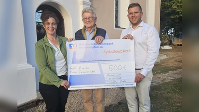CSU Vorsitzender Meiler und Schatzmeisterin Tanja Hilburger übergeben den symbolischen Scheck an Kirchenpfleger Herbert Argauer. (Bild: Manfred Stahl)
