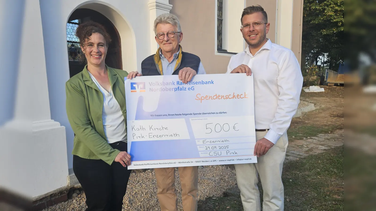 CSU Vorsitzender Meiler und Schatzmeisterin Tanja Hilburger übergeben den symbolischen Scheck an Kirchenpfleger Herbert Argauer. (Bild: Manfred Stahl)